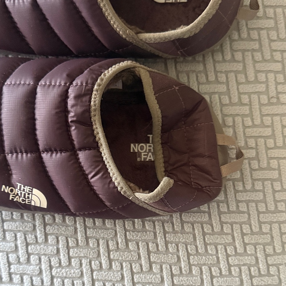 The North Face Women’s Slip-On Insulated Shoe/indoor outdoor slipper - Picture 3 of 5